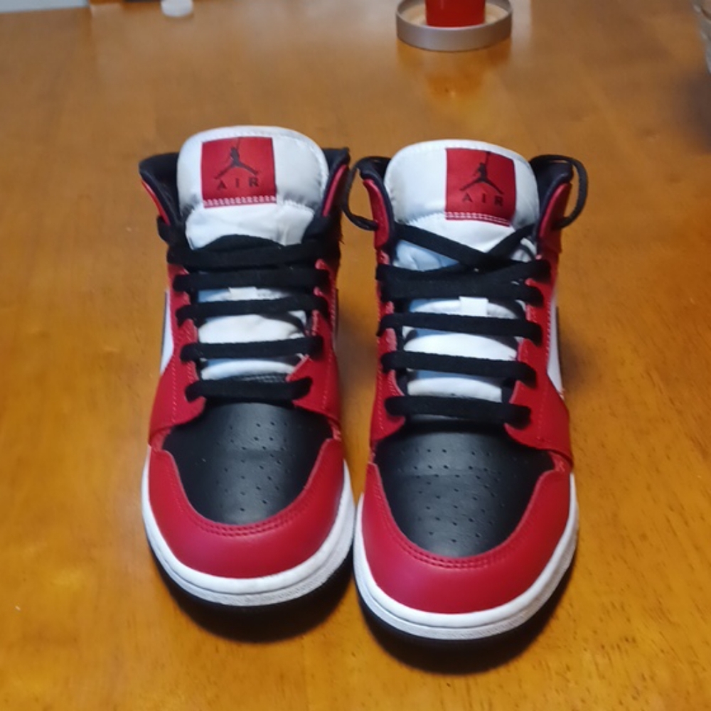 Jordan 1 mid chicago toe